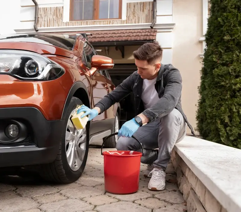 Lavage auto à domicile Parsac-Rimondeix : professionnel intervenant sur un véhicule